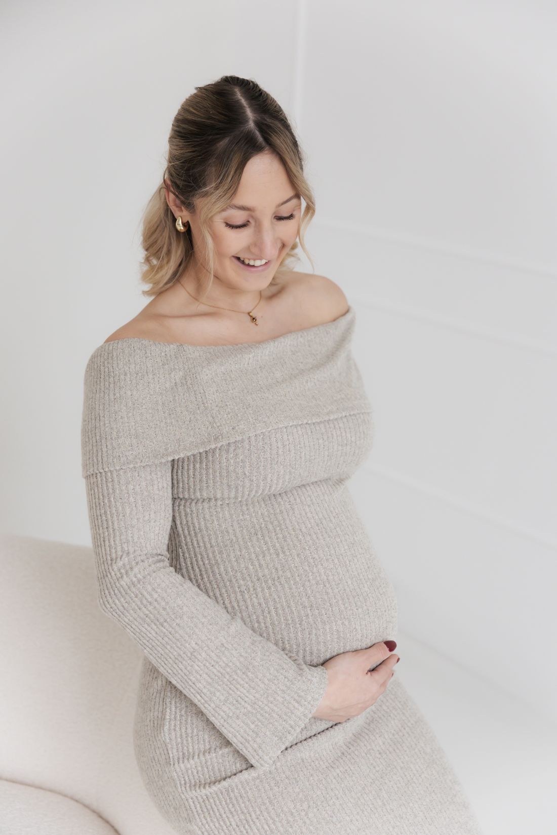 Werdende Mama beim Babybauch-Shooting