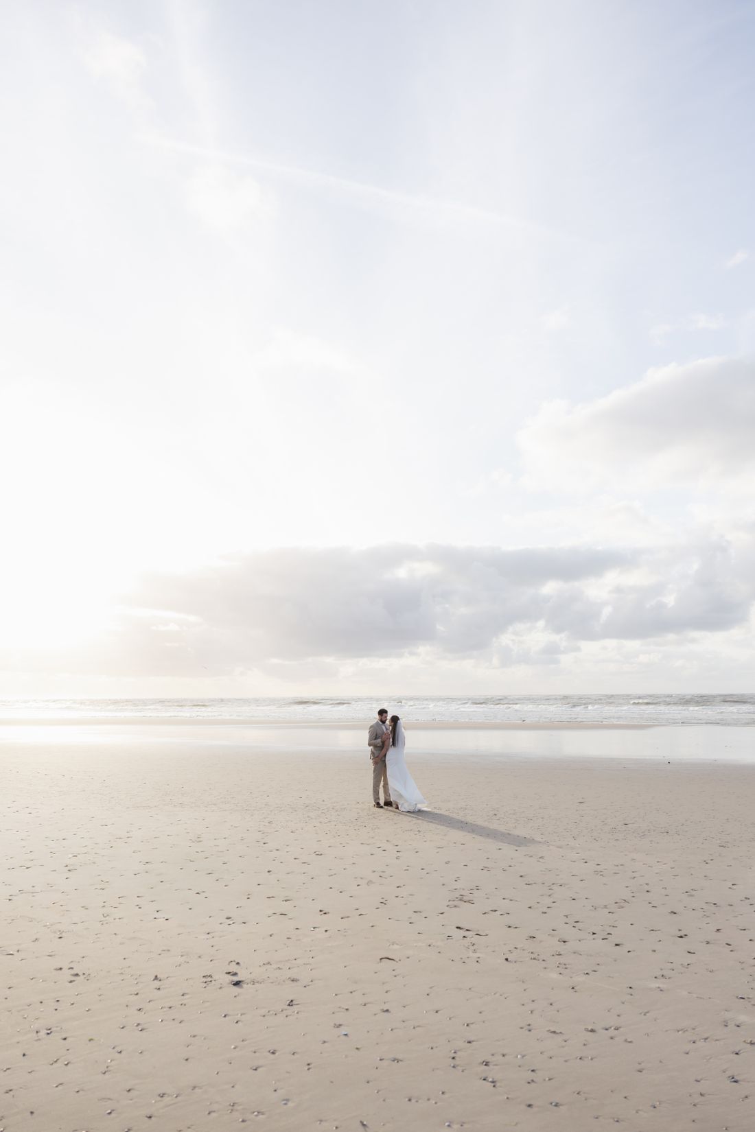 Brautpaar am weiten Sandstrand von Norderney