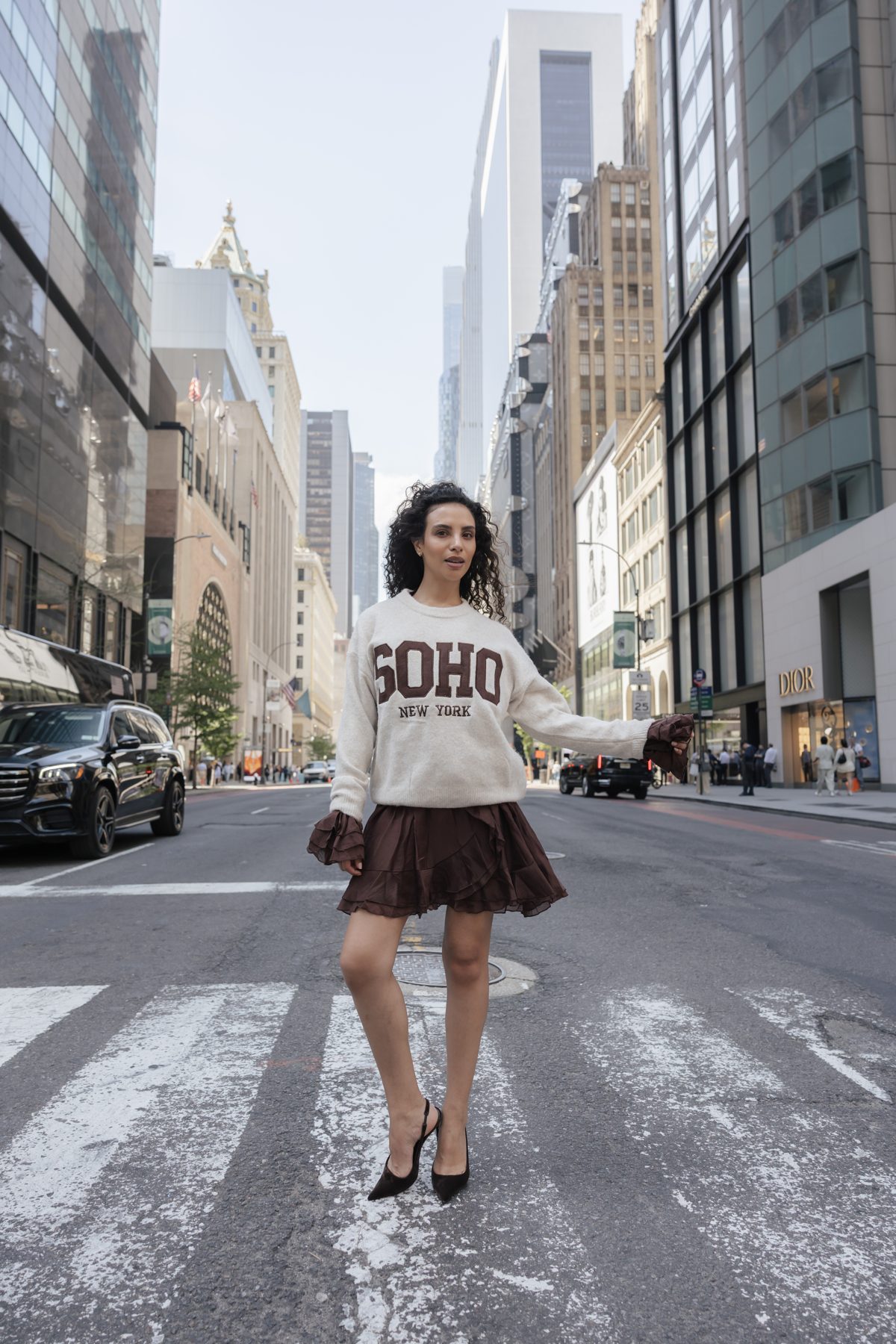 Model mit SOHO-Look mitten auf der Straße in New York